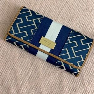 NWT Blue patterned Tommy Hilfiger trifold wallet